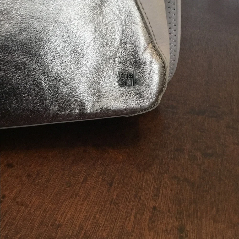 The Sak Silver and Gray Shoulder Bag with Modern Design - Picture 2 of 5